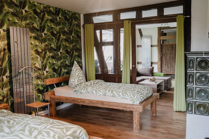 ferienwohnung-cottage-drei-37441-bad-sachsa-nuexei-harz-2-schlafraum-vorhang-auf