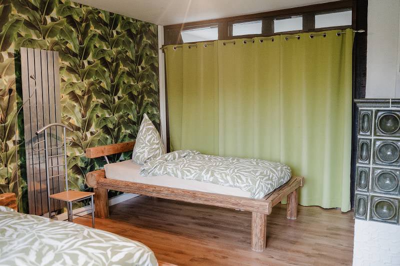 ferienwohnung-cottage-drei-37441-bad-sachsa-nuexei-harz-2-schlafraum-vorhang-zu