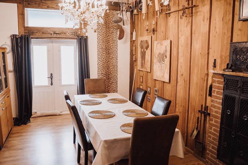 ferienwohnung-cottage-drei-37441-bad-sachsa-nuexei-harz-kaminzimmer-tisch