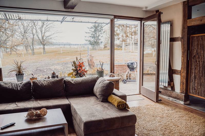 ferienwohnung-cottage-drei-37441-bad-sachsa-nuexei-harz-wohnraum-fenster