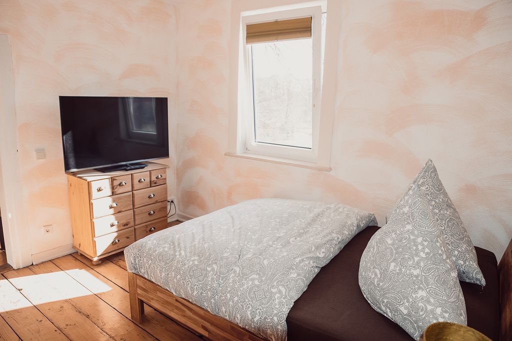 ferienwohnung-cottage-eins-37441-bad-sachsa-nuexei-harz-schlafraum