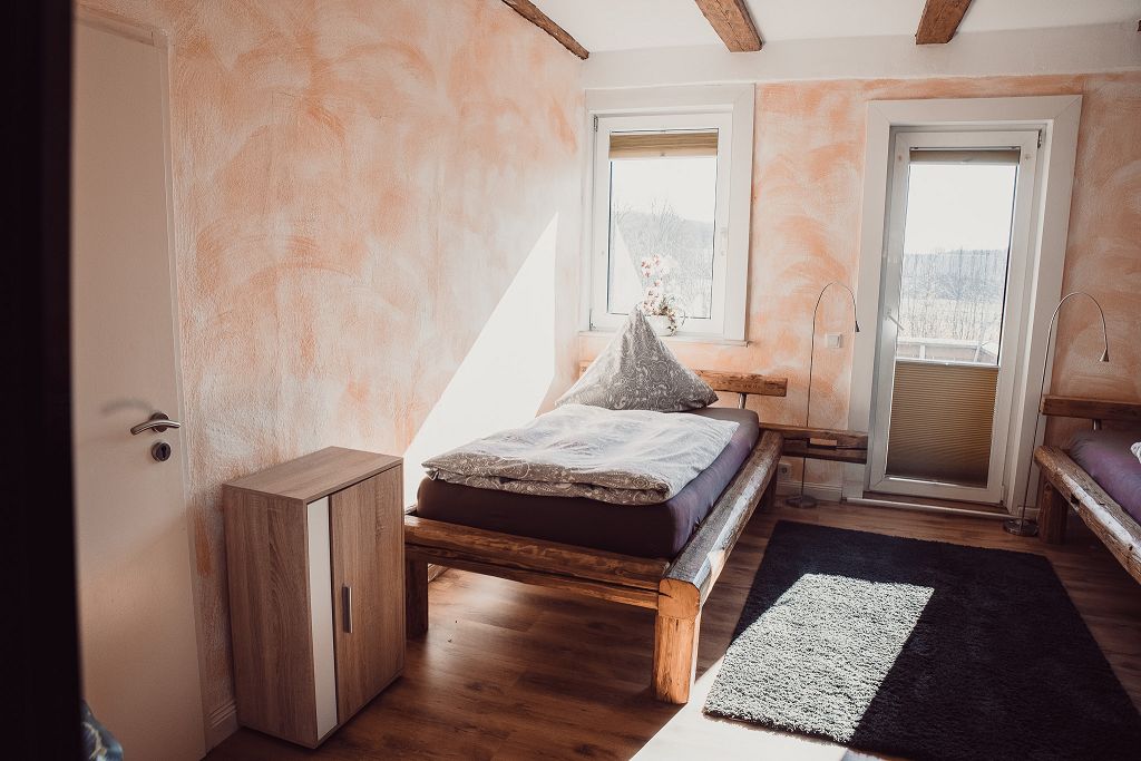 ferienwohnung-cottage-zwei-37441-bad-sachsa-nuexei-harz-schlafraum