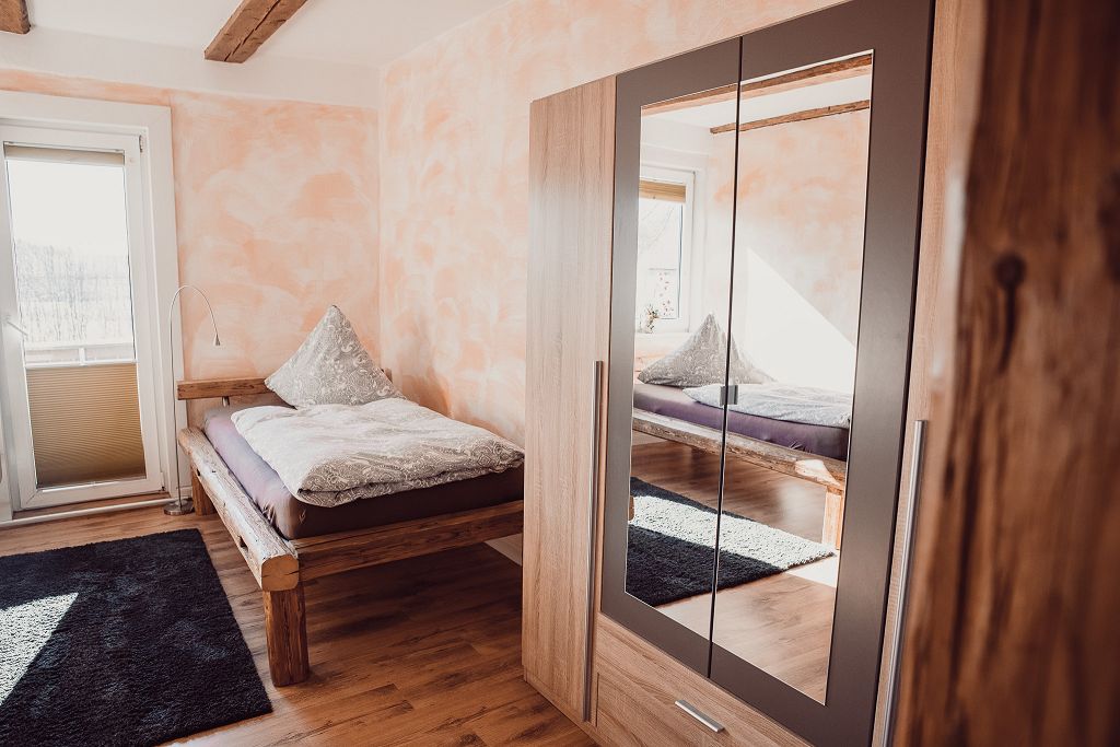 ferienwohnung-cottage-zwei-37441-bad-sachsa-nuexei-harz-schlafraum